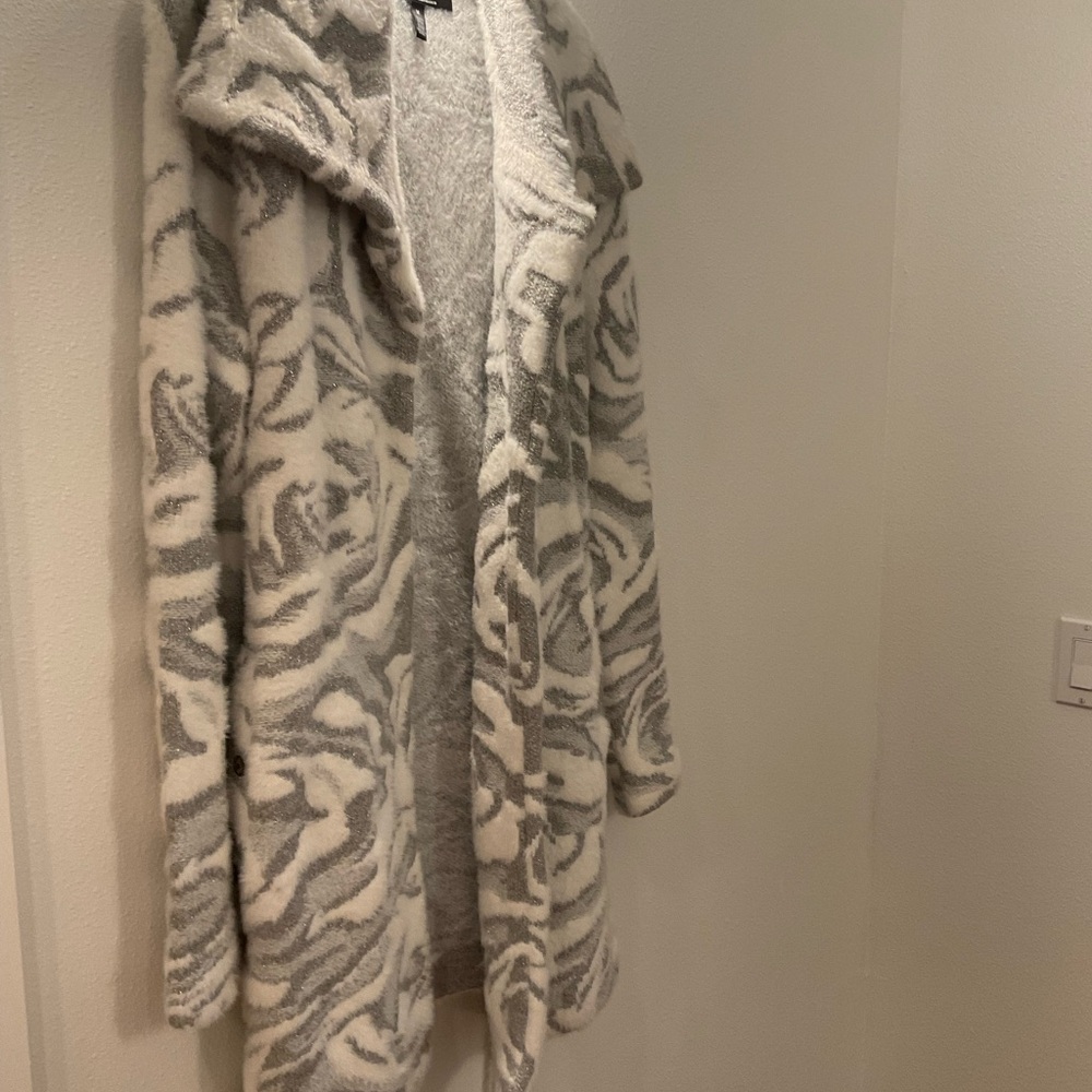 White House Black Market Gray and White Knit Cardigan - Picture 5 of 5
